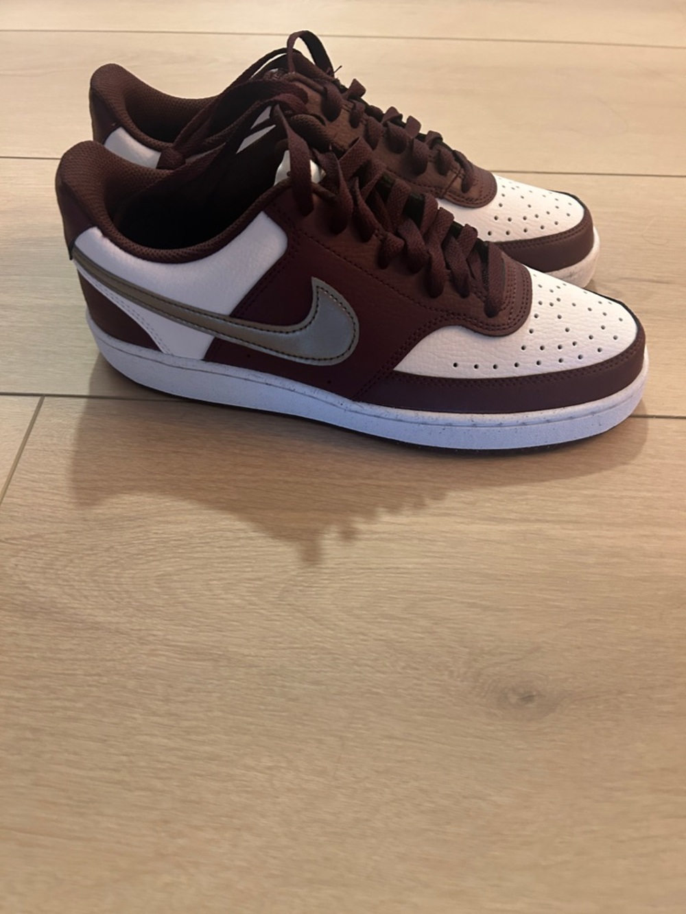 Nike Low-Top Sneakers in maroon, White and Metallic Swoosh